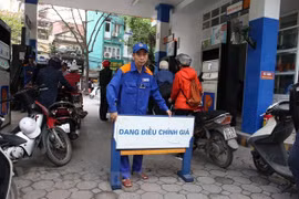Một trong những cửa hàng của Petrolimex chuẩn bị điều chỉnh giá xăng, dầu theo giá niêm yết mới. (Ảnh: Đức Duy/Vietnam+) 