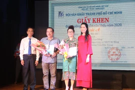 Ban tổ chức trao 2 giải A cho các tác phẩm sân khấu năm 2020. (Ảnh: Thu Hương/TTXVN)