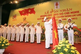 Đại tướng Lê Hồng Anh, Ủy viên Bộ Chính trị, Bộ trưởng Bộ Công an, gắn Huân chương Hồ Chí Minh lên cờ truyền thống của Tổng cục An ninh II tai Lễ kỷ niệm 65 năm Ngày truyền thống lực lượng An ninh nhân dân (12/7/1946-12/7/2011). (Ảnh: Thống Nhất/TTXVN) 