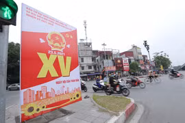 Cụm pano 3 mặt tuyên truyền, cổ động bầu cử tại ngã 4 ô Đông Mác. (Ảnh: Hoàng Hiếu/TTXVN) 
