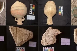 Một số đồ tạo tác được tìm thấy từ những lăng mộ có niên đại khoảng 4.200 năm ở tỉnh Sohag, miền Nam Ai Cập. (Nguồn: THX/TTXVN) 