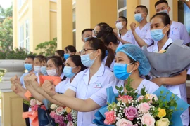 Các y bác sỹ thành phố Hải Phòng thể hiện lòng quyết tâm trước khi vào Thành phố Hồ Chí Minh hỗ trợ phòng, chống dịch. (Ảnh: An Đăng/TTXVN) 