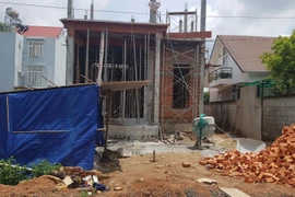 Công trình xây dựng vi phạm quy định giãn cách xã hội của tỉnh Bình Phước. (Ảnh: Đậu Tất Thành/TTXVN)
