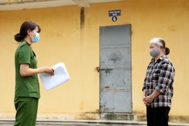 Đại diện Trại tạm giam Công an tỉnh Phú Thọ tuyên truyền về quyền và nghĩa vụ của cử tri đến người đang bị tạm giữ, tạm giam. (Ảnh: Trung Kiên/TTXVN)