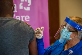 Tiêm vaccine phòng COVID-19 của Pfizer-BioNTech cho nhân viên y tế tại Hartford, Connecticut, Mỹ. (Ảnh: AFP/ TTXVN) 