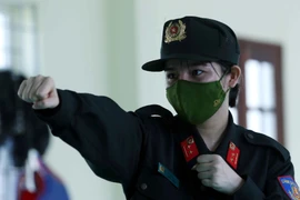 Gương mặt ướt đẫm mồ hôi và ánh mắt luôn đầy nhiệt huyết của nữ Cảnh sát đặc nhiệm Thủ đô trong giờ tập luyện tại doanh trại đơn vị. (Ảnh: Phạm Kiên/TTXVN)