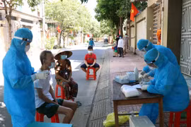 Người dân chờ đến lượt lấy mẫu xét nghiệm ở tổ dân phố Tân Quý, phường Thạch Quý, thành phố Hà Tĩnh. (Ảnh: Công Tường/TTXVN)