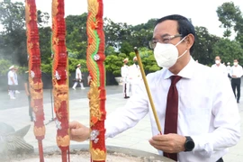 Ông Nguyễn Văn Nên, Ủy viên Bộ Chính trị, Bí thư Thành ủy Thành phố Hồ Chí Minh dâng hương tưởng niệm các Anh hùng liệt sỹ tại Nghĩa trang liệt sỹ Thành phố Hồ Chí Minh (tại Đồi không tên, thành phố Thủ Đức). (Ảnh: TTXVN phát)
