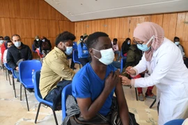 Một điểm tiêm vaccine phòng COVID-19 tại Tunis, Tunisia ngày 25/12. (Ảnh: THX/TTXVN)