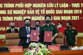 Đại tướng Lương Cường, Ủy viên Bộ Chính trị, Chủ nhiệm Tổng cục Chính trị Quân đội Nhân dân Việt Nam và ông Nguyễn Xuân Thắng, Ủy viên Bộ Chính trị, Chủ tịch Hội đồng Lý luận Trung ương, Giám đốc Học viện Chính trị Quốc gia Hồ Chí Minh tại lễ ký. (Ảnh: Tr