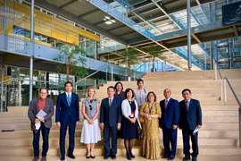 Đại sứ Lê Linh Lan và Đại sứ các nước ASEAN thăm và làm việc tại GESDA, Thụy Sĩ. (Ảnh: Tố Uyên/TTXVN)