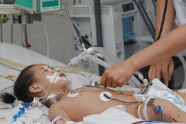 Một bệnh nhi mắc tay chân miệng nặng đang được điều trị tích cực tại Bệnh viện Bệnh Nhiệt đới Thành phố Hồ Chí Minh. (Ảnh: Đinh Hằng/TTXVN)