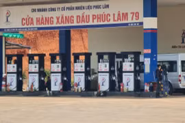Công an phong tỏa, kiểm tra cửa hàng xăng dầu Phúc Lâm 79. (Ảnh: Đậu Tất Thành/TTXVN)