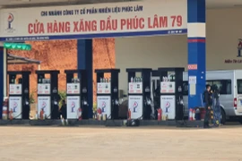Công an phong tỏa, kiểm tra cửa hàng xăng dầu Phúc Lâm 79. (Ảnh: Đậu Tất Thành/TTXVN)