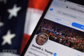 Trang Twitter của Tổng thống Mỹ Donald Trump trên màn hình điện thoại di động ở Arlington, Virginia, Mỹ. (Ảnh: AFP/TTXVN)