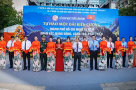 Các đại biểu cắt băng khai mạc triển lãm. (Ảnh: Thu Hương/TTXVN) 