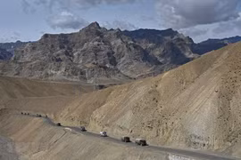 Đoàn xe quân sự của Ấn Độ di chuyển dọc cao tốc Srinagar-Leh, biên giới giữa Ấn Độ và Trung Quốc ngày 29/6/2020. (Ảnh: AFP/TTXVN) 