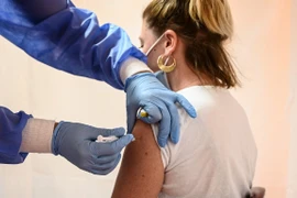 Tiêm vaccine ngừa COVID-19 tại Saint-Maur-des-Fossés, ngoại ô Paris, Pháp. (Ảnh: AFP/TTXVN)