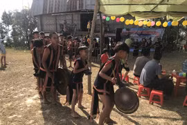 Các em nhỏ trong bộ trang phục thổ cẩm chơi cồng chiêng tại Lễ hội. (Ảnh: Khoa Chương/TTXVN)