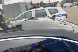 Vết đạn trên nóc xe chở ông Sergei Shefir sau vụ tấn công ở ngoại ô Kiev. (Nguồn: Ukrinform)