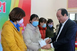 Bộ trưởng, Chủ nhiệm Văn phòng Chính phủ Mai Tiến Dũng tặng quà cho công nhân lao động Hà Nam tại chương trình “Tết sum vầy - Kết nối yêu thương." (Ảnh: Đại Nghĩa/TTXVN)