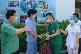 Lãnh đạo Bệnh viện C Đà Nẵng động viên các y, bác sỹ lên đường chi viện cho tỉnh Bắc Giang. (Ảnh: Văn Dũng/TTXVN)