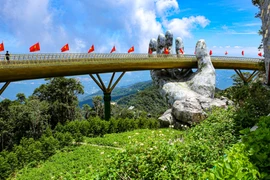 Thiết kế độc đáo là hình tượng bàn tay nâng niu cây cầu giữa không trung. (Ảnh: Trần Lê Lâm/TTXVN)