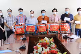 Món quà tuy nhỏ nhưng là nguồn động viên tinh thần lớn cho các bạn và thể hiện tình cảm của người dân Thủ đô, người Việt Nam với các em sinh viên nước ngoài nói riêng, bạn bè quốc tế nói chung. (Ảnh: Thanh Tùng/TTXVN)
