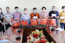 Món quà tuy nhỏ nhưng là nguồn động viên tinh thần lớn cho các bạn và thể hiện tình cảm của người dân Thủ đô, người Việt Nam với các em sinh viên nước ngoài nói riêng, bạn bè quốc tế nói chung. (Ảnh: Thanh Tùng/TTXVN)