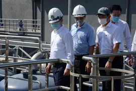 Bí thư Thành ủy Đà Nẵng Nguyễn Văn Quảng (trái) kiểm tra công trình nhà máy xử lý nước rỉ rác giai đoạn 2 - Bãi rác Khánh Sơn. (Ảnh: Quốc Dũng/TTXVN)