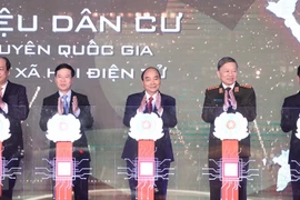 Thủ tướng Nguyễn Xuân Phúc và các đại biểu thực hiện nghi lễ kích hoạt khai trương hệ thống. (Ảnh: Thống Nhất/TTXVN) 