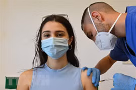 Theo ước tính của IMF, việc đẩy nhanh chiến dịch tiêm chủng có thể thúc đẩy đà phục hồi của các hoạt động kinh tế. (Nguồn: AFP/TTXVN)