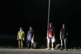 Bốn đối tượng nhập cảnh trái phép bị bắt giữ. (Ảnh: TTXVN phát)