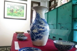 Một số cổ vật được hiến tặng cho Bảo tàng tỉnh Thái Nguyên tại buổi lễ. (Ảnh: Trần Trang/TTXVN)