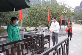 Công tác phòng chống dịch COVID-19 tại Khu du lịch sinh thái Tràng An. (Ảnh: Hải Yến/TTXVN)