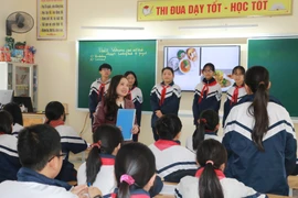 Khi xếp hạng/ bậc theo quy định mới, giáo viên các bậc học sẽ được vượt bậc đáng kể so với trước đó, đồng nghĩa với lương và các chế độ khác cũng nâng lên. (Ảnh: Bích Huệ/TTXVN)