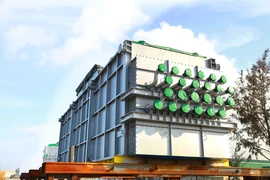 Đưa các sản phẩm đến nhà máy lọc dầu Sriracha, Thái Lan. (Ảnh: TTXVN phát)