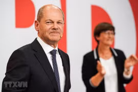 Lãnh đạo đảng Dân chủ Xã hội Đức (SPD) Olaf Scholz (trái) khi kết quả thăm dò sau bầu cử được công bố, ở Berlin, ngày 26/9/2021. (Ảnh: THX/TTXVN)