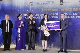 Đại diện các doanh nhân nhận giải Nhất tại điểm cầu Hà Nội. (Ảnh: Trần Việt/TTXVN)