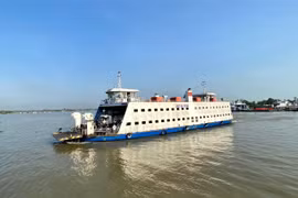 Phà trọng tải lớn phục vụ khách dịp Tết Nguyên đán. (Ảnh: Thanh Sang/TTXVN)