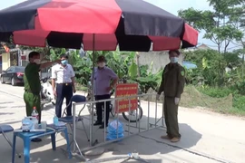 Chốt kiểm tra tại huyện Khoái Châu. (Ảnh: Đinh Tuấn.TTXVN)