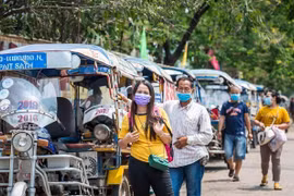 Người dân đeo khẩu trang phòng lây nhiễm COVID-19 tại Vientiane, Lào. (Ảnh: THX/TTXVN)