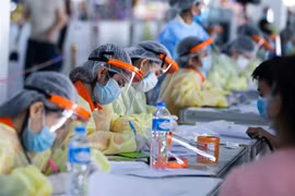 Tiêm vaccine ngừa COVID-19 tại một trung tâm tiêm chủng ở Vientiane, Lào. (Ảnh: THX/TTXVN)