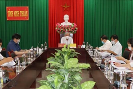 Ông Lê Văn Bình, Chủ tịch Ủy ban Mặt trận Tổ quốc Việt Nam tỉnh Ninh Thuận phát biểu tại cuộc họp. (Ảnh: Nguyễn Thành/TTXVN)