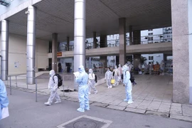 Bệnh nhân và người nhà bệnh nhân tại bệnh viện K được di chuyển tới khu cách ly. (Ảnh: PV/Vietnam+)