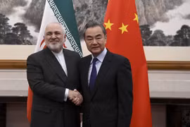 Ngoại trưởng Trung Quốc Vương Nghị (phải) và người đồng cấp Iran Mohammad Javad Zarif. (Nguồn: AP)