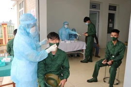 Sáng 7/3, tại trạm y tế xã Hưng Đạo, huyện Tứ Kỳ, 18 thanh niên xã Hưng Đạo đã được lấy mẫu xét nghiệm SARS-CoV-2 trước khi lên đường nhập ngũ. (Ảnh: Mạnh Minh/TTXVN)