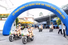 Các lực lượng ra quân thực hiện năm An toàn giao thông 2021 trên địa bàn Thành phố Hồ Chí Minh. (Ảnh: Tiến Lực/TTXVN)