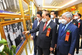 Chủ tịch nước Nguyễn Xuân Phúc và các đại biểu tham quan gian trưng bày các đặc sản của tỉnh Hà Giang. (Ảnh: Minh Đức/TTXVN) 