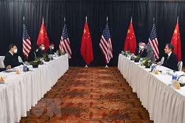 Quan chức Trung Quốc và Mỹ tại cuộc đối thoại ở Alaska. (Ảnh: AFP/TTXVN)